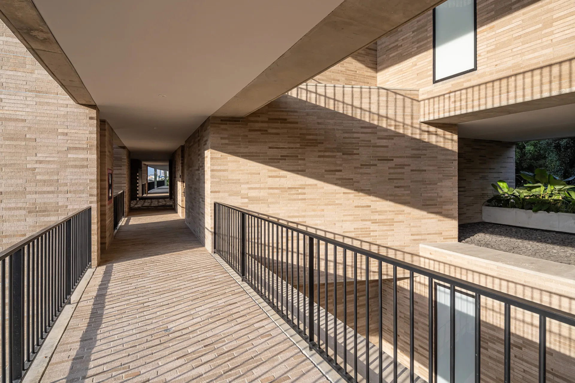 Detalle constructivo de las barandas y los acabados de madera en las terrazas.